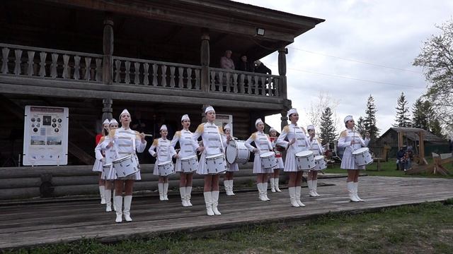 Ансамбль барабанщиц Училища Искусств программа «Сыны Отечества» прошла 14 мая в Усадьбе Гальских. смотреть онлайн