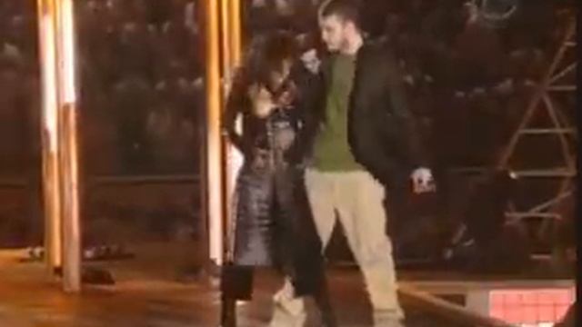Janet Jackson Exposed Breast at Superbowl смотреть онлайн