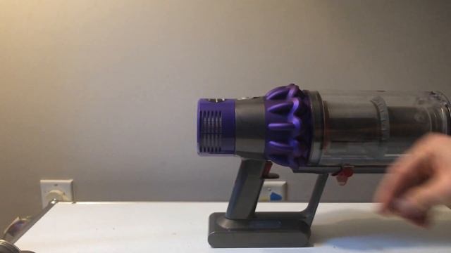 Dyson V10 Not Working? How To Remove and Replace The Battery смотреть онлайн