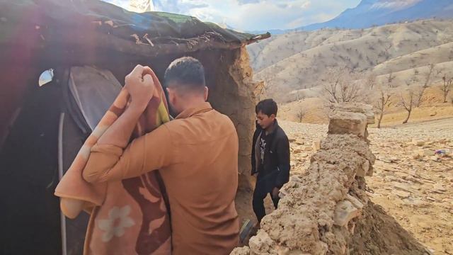 "Warmth of Humanity: Police Soldier's Aid and a Tent to Save Ali Asghar's Family" смотреть онлайн