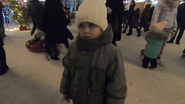 VLOG Давайте окунемся в сказочную атмосферу/Где Карусели Рулят без Электричества/Петр1/Елки и огни смотреть онлайн