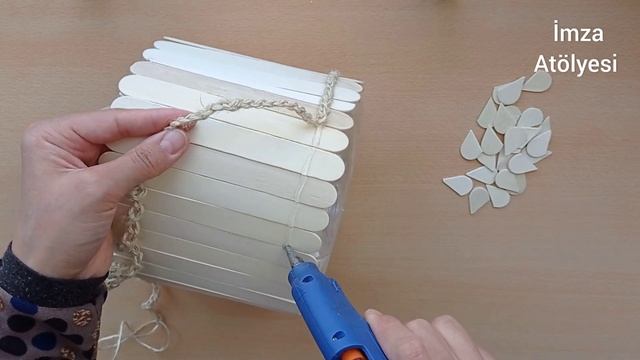 Plastik Kap ve Dil Çubukları ile Çook Güzel Saksı Fikri. смотреть онлайн