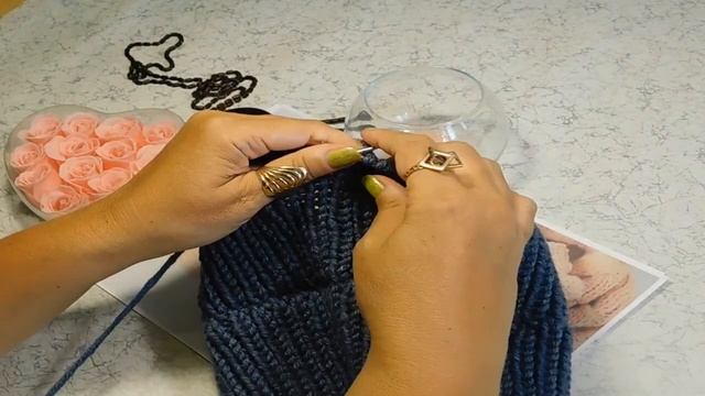 Вяжем спицами шапку с модной макушкой в виде "домика"/ТРЕНД СЕЗОНА/Knitting a winter hat смотреть онлайн