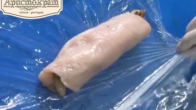 Куринные рулеты фаршированные грибами на горохово-мятном пюре