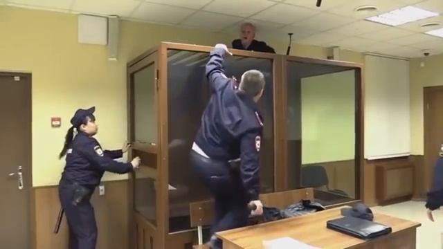 Чувак попытался сбежать из зала суда смотреть онлайн
