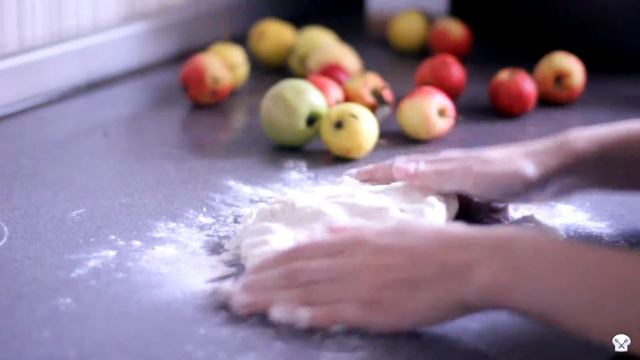 Медовый пирог с яблоками и корицей [Рецепты Delicious Time] смотреть онлайн