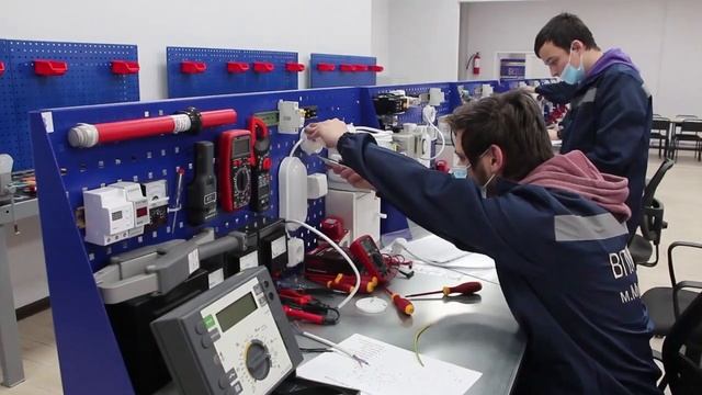 Професія Слюсар електрик з ремонту електроустаткування смотреть онлайн