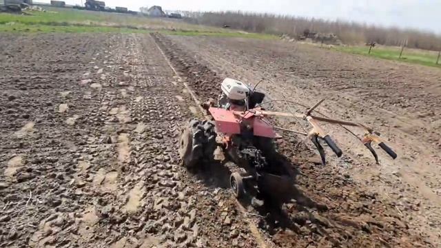 вспашка на спаренных 10х колёсах на 1й и 2й передаче.замер глубины вспашки. смотреть онлайн