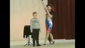 Мальчика превращая в зайчика