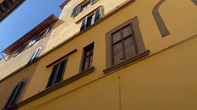 Это Италия. Флоренция. Март 2022. Прогулка по городу. Santa Croce, San Firenze, Piazza dei Ciompi смотреть онлайн