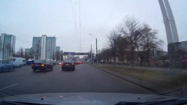 Опередил поток справа, выскочив под броневик инкассаторов смотреть онлайн