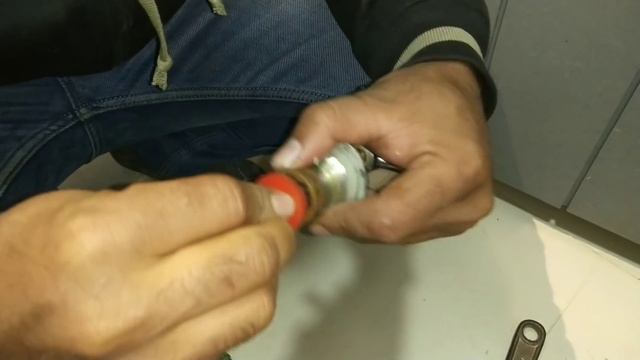 toilet flush valve leakage repairing at home смотреть онлайн