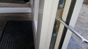 Как самому отрегулировать пластиковую входную дверь? Убрать щели и продувание.