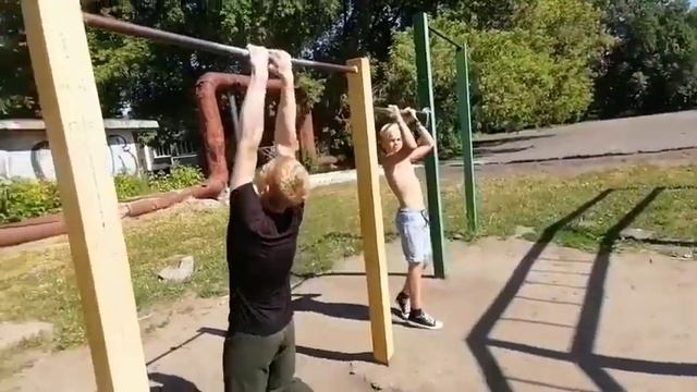 ВОРКАУТ ИГРА -5/ ДЕТИ И ПОДРОСТКИ РЕШАЮТ КТО ИЗ НИХ ЛУЧШИЙ ВОРКАУТ АТЛЕТ!!!! смотреть онлайн