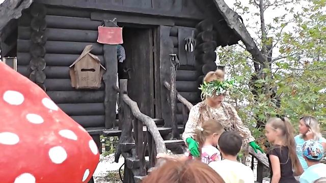 В гостях у бабы Яги. Алеся и Влада в Сочи Парке. Видео для детей смотреть онлайн