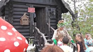 В гостях у бабы Яги. Алеся и Влада в Сочи Парке. Видео для детей