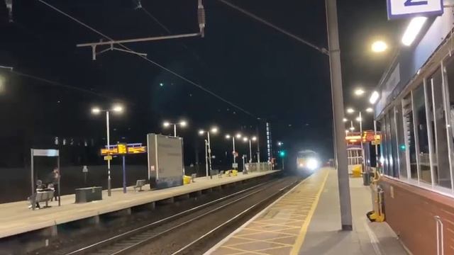 An intercity 225 LNER Azuma train bound for London, King’s Cross passing Stevenage at high speed￼￼ смотреть онлайн