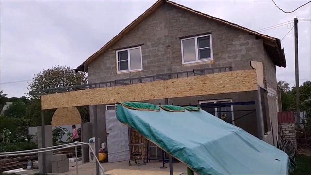 Покрыли крышу террасы, установил бордюр во дворе, залил столбы под навес 14 на 4м !!! смотреть онлайн