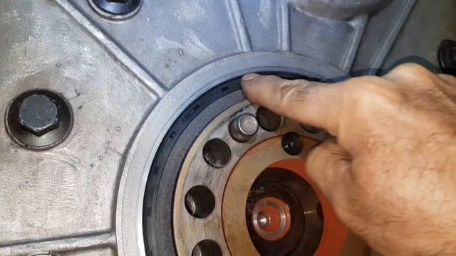 Renault Premium DXI, замена заднего сальника коленвала.