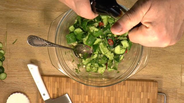 Битые огурцы по - китайски. Простой и вкусный салат, рекомендую! смотреть онлайн