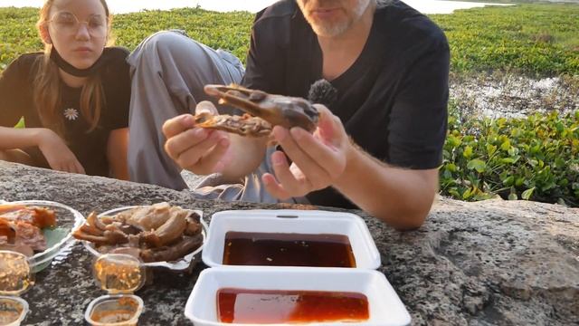 Жареная свинья на вертеле. Очень вкусно! Уличная еда Таиланда | Тайский вкус смотреть онлайн