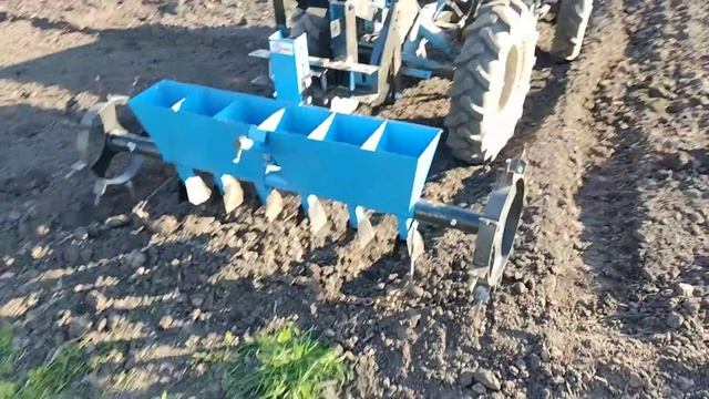 Сажаем фацелию сажалкой навешанная на мотоблок с передним адаптером смотреть онлайн