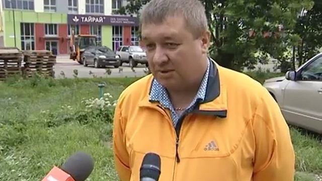 Колючая проволока у детской площадки смотреть онлайн