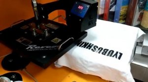 Печать на футболке номера и фамилии флекс термопленкой.