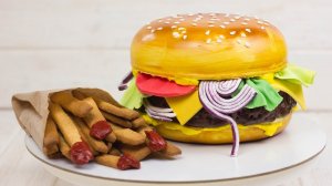 ТОРТ ГАМБУРГЕР. Хитрый способ украшения. Как собрать и украсить торт в форме гамбургера из мастики