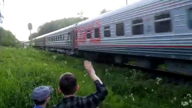 "Жуткий громкий и напряжонный момент" Тепловоз 2м62 со скорым поездом Москва-Анапа смотреть онлайн