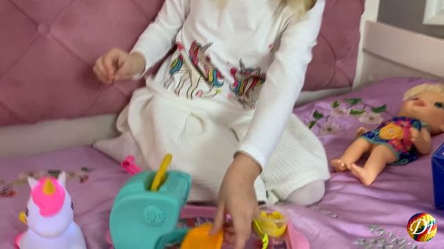 Baby Alive Super Snacks/Диана играет с куклой как мама и кормит её цветными макаронами/Распаковка смотреть онлайн