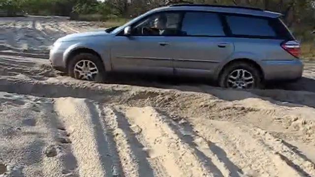 Subaru Outback на пляжУ смотреть онлайн