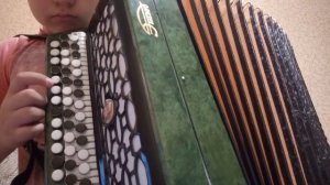 Песня "КРУТИТСЯ ВЕРТИТСЯ ШАР ГОЛУБОЙ" на баяне (без нот)