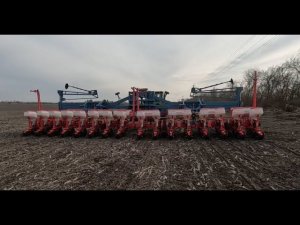 Универсальный носитель ЮМЗ с двумя сеялками Гаспардо. Пробный запуск в поле