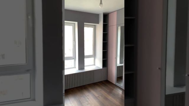 В детской организовали пространство вокруг окна. #мебель #мебельдлядетской #мебельдлядома смотреть онлайн