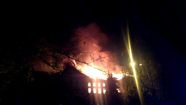 Пожар в главном корпусе аграрного университета. Первое обрушение кровли. смотреть онлайн