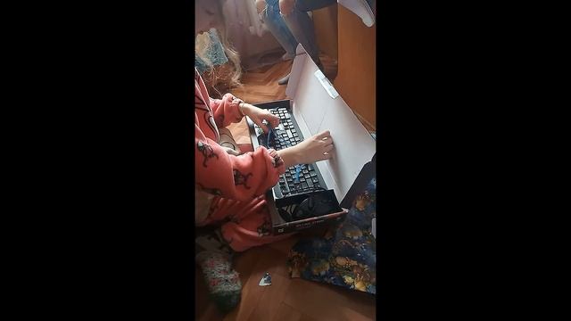 ПОДАРОК СЕСТРЕ НА НОВЫЙ ГОД | РЕАКЦИЯ НА ПОДАРОК смотреть онлайн