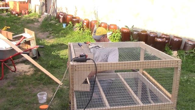 ПРОСТАЯ Клетка для БРОЙЛЕРОВ своими РУКАМИ.и Бункерная кормушка.