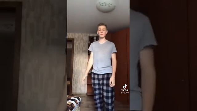 Первый раз обнял девочку #shorts смотреть онлайн