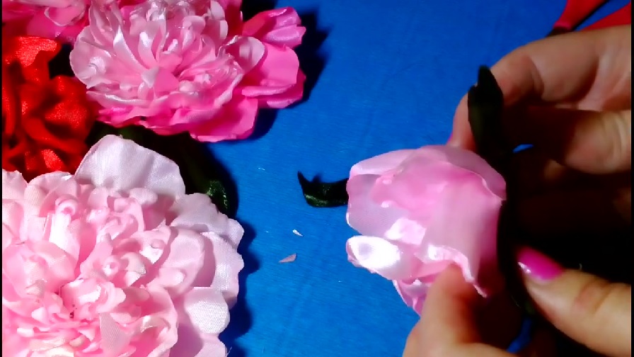 Как сделать бутоны пиона из атласных лент смотреть онлайн