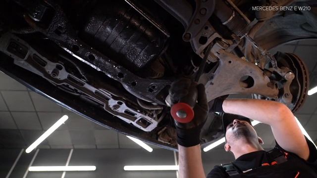 Wie MERCEDES-BENZ E (W210) Querlenker vorderen / Achslenker vorderen wechseln [TUTORIAL AUTODOC] смотреть онлайн