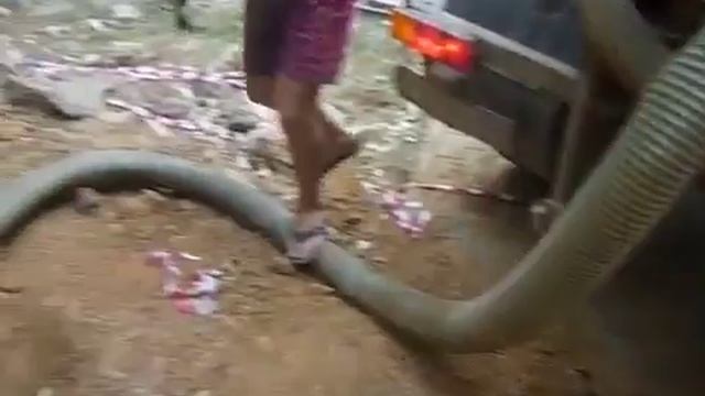 Илосос  откачивает ил из ямы