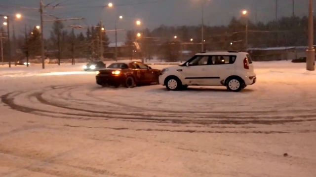 Дрифт вокруг машины