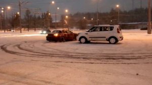 Дрифт вокруг машины