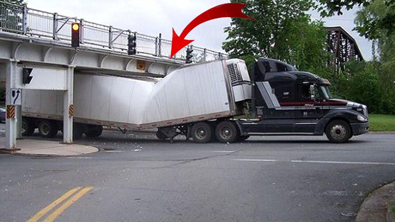 ИДИОТЫ ПРОТИВ ГРУЗОВиков! Подборка ДТП с грузовиком! Самые идиоты и опасные смотреть онлайн