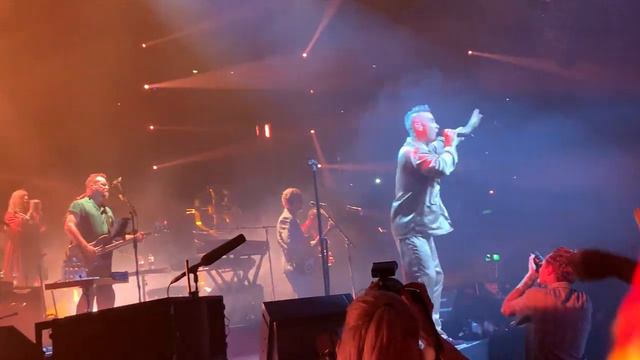 Robbie Williams Under the Radar gig - No f**ks смотреть онлайн