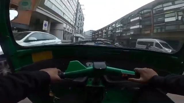 Nissan leaf vs TukTuk Cng london race смотреть онлайн