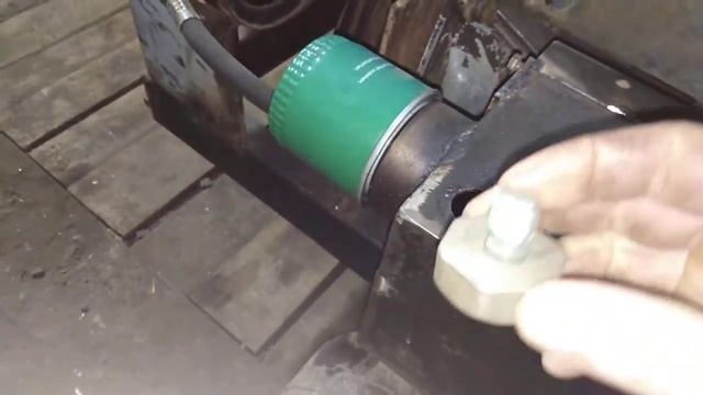 Мини погрузчик. Гидробак: фильтр, горловина, сапун смотреть онлайн