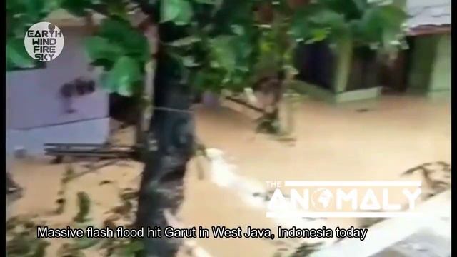 Flash flood in Garut, West Java, Indonesia due to La Nina effect. смотреть онлайн