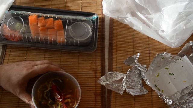 #87: КУШАЮ РОЛЛ ФИЛАДЕЛЬФИЯ И ЕМ СУП ШИИТАКЕ! БИЗНЕС-ЛАНЧ ДОСТАВКА ЕДЫ